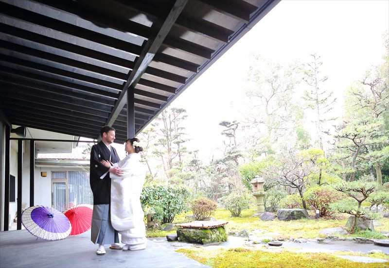 挙式前に日本庭園で記念撮影