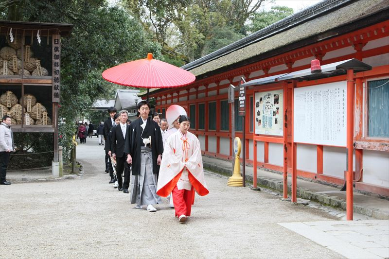 京都・下鴨神社の結婚式（緊張の参進行列）