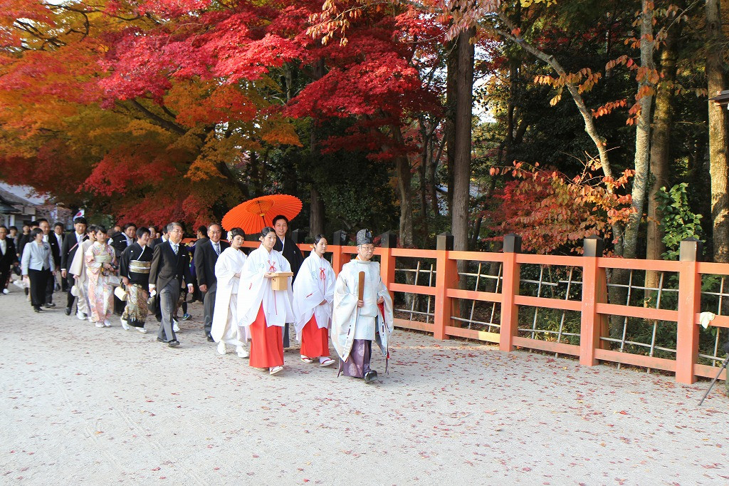 紅葉の上賀茂神社で結婚式