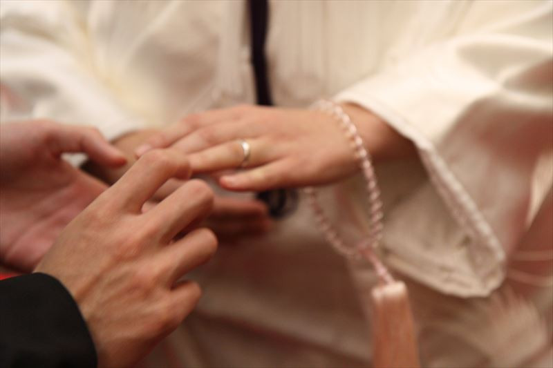 三十三間堂での結婚式（仏前式の指輪交換は念珠をした手に！）