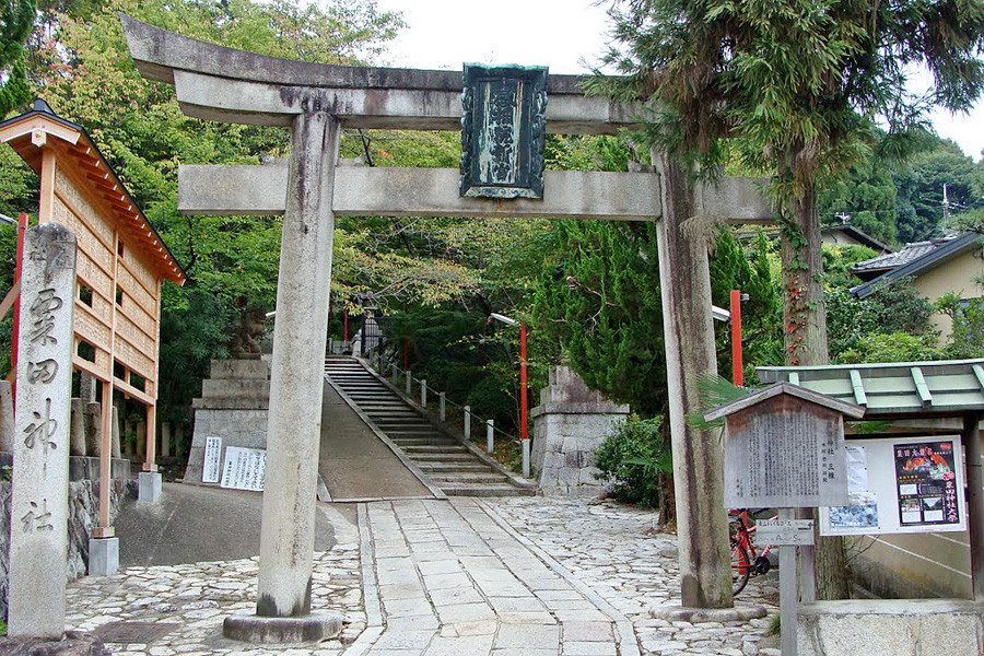 粟田神社本殿へ続く鳥居