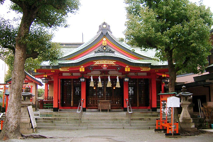 神津神社の朱塗りの本殿