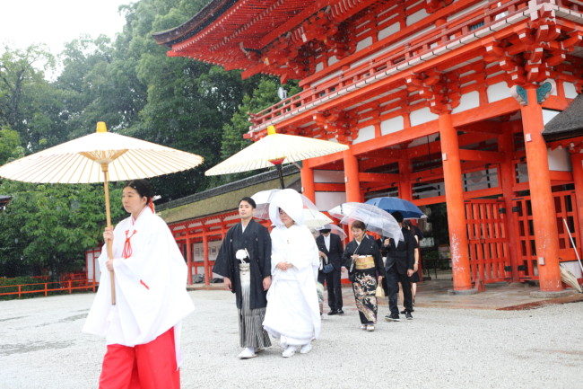 雨の日の下鴨神社の結婚式