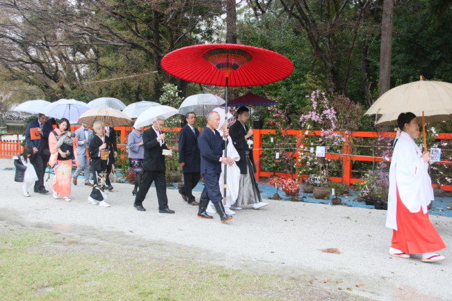 雨の中を参進行列が進む京都・上賀茂神社の結婚式